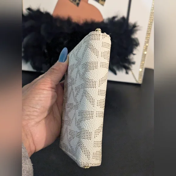 Michael Kors NWOT Signature Jet Set Leather Zip Around Multi Functional Wallet - Picture 5 of 9